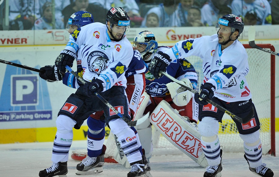 Michal Birner (vlevo) a Petr Vampola před brankou Komety.